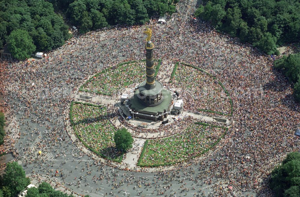 Berlin - Tiergarten from above - Blick auf die Love - Parade auf dem Großen Stern an der Siegessäule und der Straße des 17. Juni in Berlin-Tiergarten.