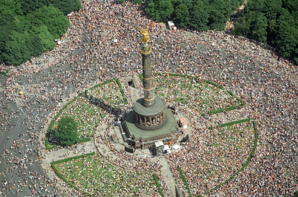 Berlin - Tiergarten from the bird's eye view: Blick auf die Love - Parade auf dem Großen Stern an der Siegessäule und der Straße des 17. Juni in Berlin-Tiergarten.