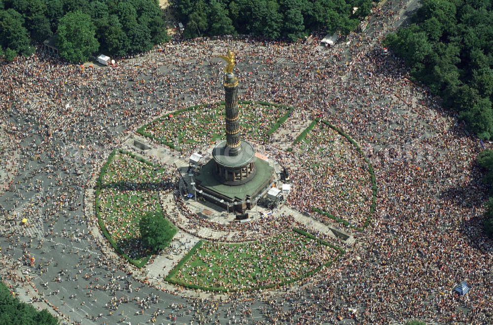 Aerial image Berlin - Tiergarten - Blick auf die Love - Parade auf dem Großen Stern an der Siegessäule und der Straße des 17. Juni in Berlin-Tiergarten.