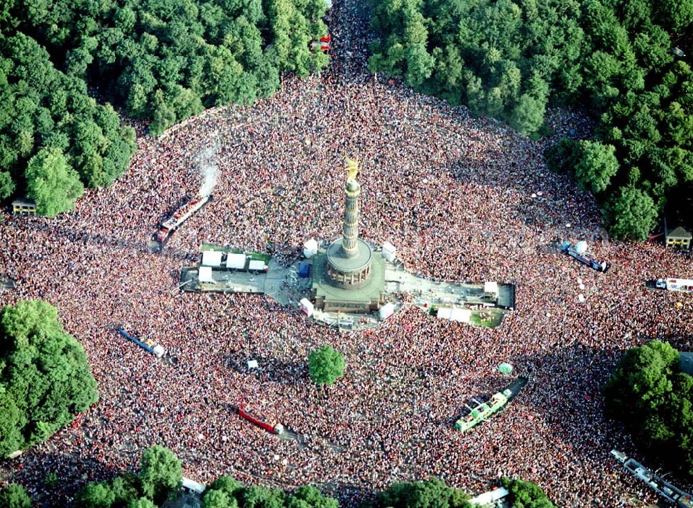 Aerial image Berlin - Tiergarten - Love - Parade an der Siegessäule im Berliner Tiergarten.