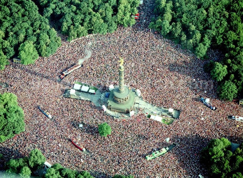Aerial photograph Berlin - Tiergarten - Love - Parade an der Siegessäule im Berliner Tiergarten.