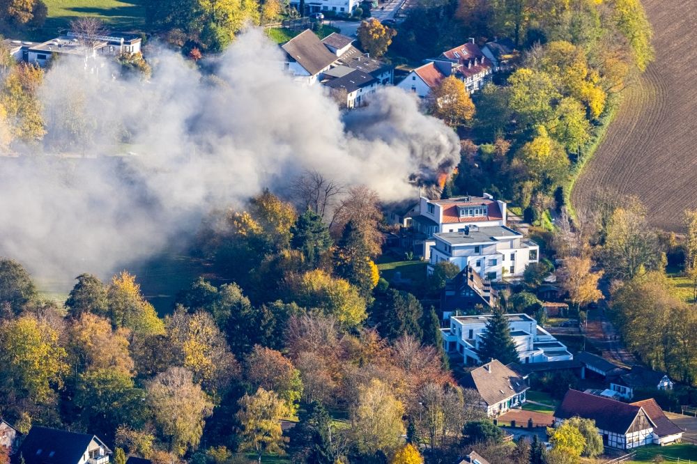 Mülheim an der Ruhr from above - Fire fighting at the fire brigade on fire the building on single family house on Bergerstrasse in the district Menden in Muelheim on the Ruhr in the state North Rhine-Westphalia, Germany