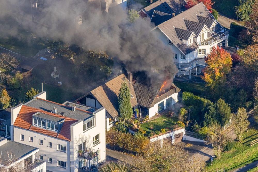 Aerial image Mülheim an der Ruhr - Fire fighting at the fire brigade on fire the building on single family house on Bergerstrasse in the district Menden in Muelheim on the Ruhr in the state North Rhine-Westphalia, Germany