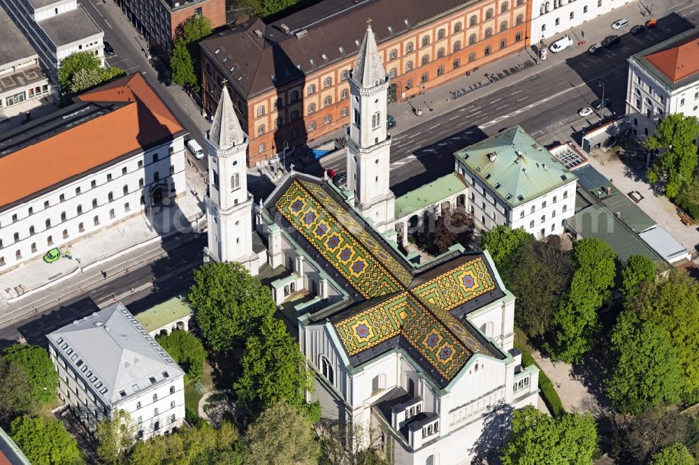 Aerial photograph München - The Catholic parish and university church of St. Ludwig in Munich Maxvorstadt in the state of Bavaria is a monumental arch building. The Ludwigskirche can be seen from the air over a long distance on the colorful mosaic roof