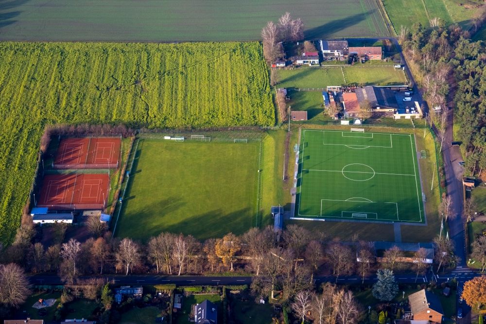 Aerial photograph Haltern am See - Aerial view of the football field of the DJK Blau-Weiss Lavesum 1931 as well as tennis court in the district of Lavesum in Haltern am See in the Ruhr area in North Rhine-Westphalia, Germany