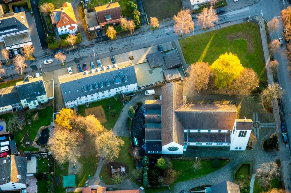 Aerial image Werl - Aerial view of the church building of the catholic church St. Peter and kindergarten Kath. Kita St. Peter in the district Westoennen in Werl in the federal state North Rhine-Westphalia, Germany