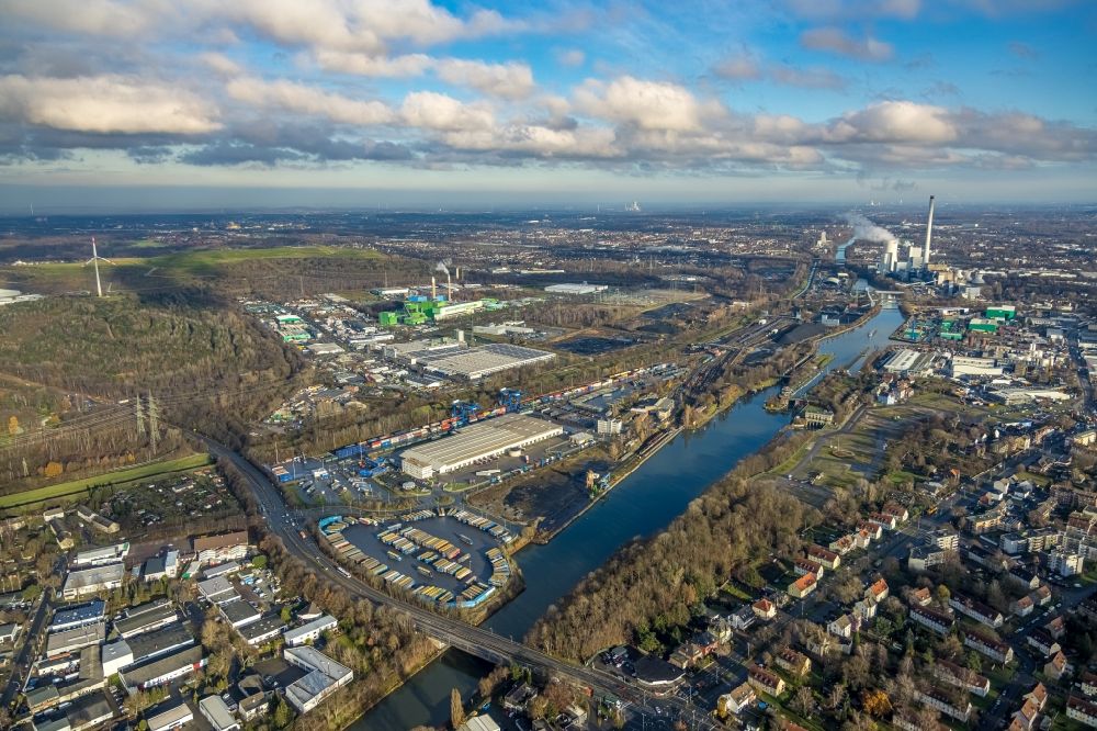 Aerial image Herne - Aerial view of truck parking areas and open-air warehouse of Mueller - Die lila Logistik GmbH & Co. KG Am Westhafen and Wanne-Herner Eisenbahn und Hafen GmbH on the Rhine-Herne Canal in Herne in the federal state of North Rhine-Westphalia, Germany