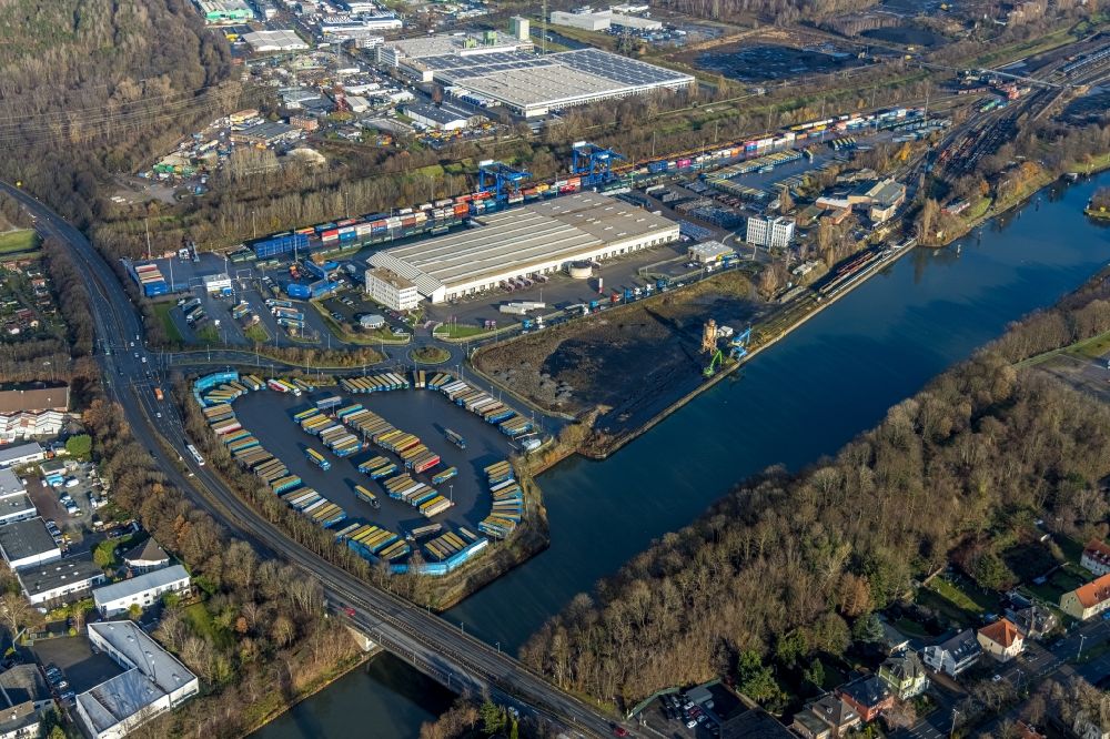 Herne from above - Aerial view of truck parking areas and open-air warehouse of Mueller - Die lila Logistik GmbH & Co. KG Am Westhafen and Wanne-Herner Eisenbahn und Hafen GmbH on the Rhine-Herne Canal in Herne in the federal state of North Rhine-Westphalia, Germany
