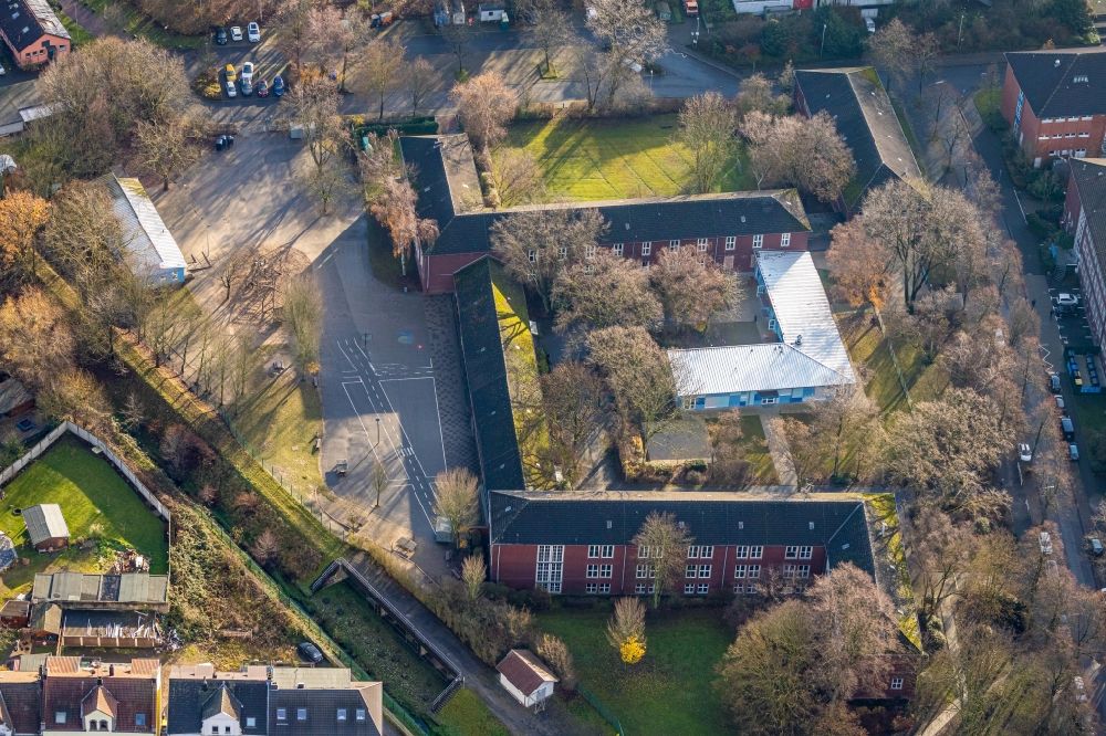 Aerial photograph Herne - Aerial view of the school building of the Freiherr-vom-Stein primary school with schoolyard in Wanne-Sued in Herne in the Ruhr area in North Rhine-Westphalia, Germany