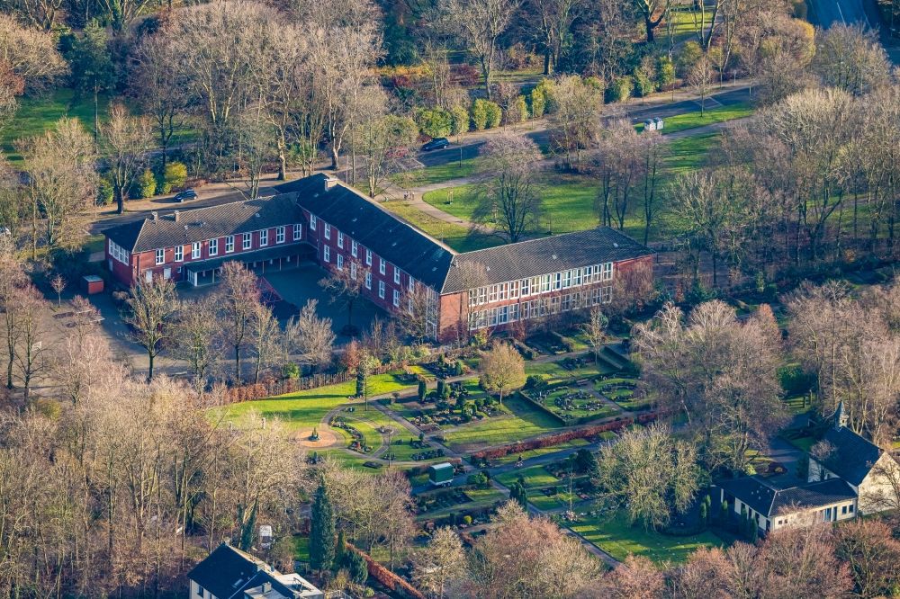 Aerial photograph Herne - Aerial view of the school building of the primary school Eickeler Park am Volksgarten Eickel in the district of Wanne-Eickel in Herne in the federal state of North Rhine-Westphalia, Germany