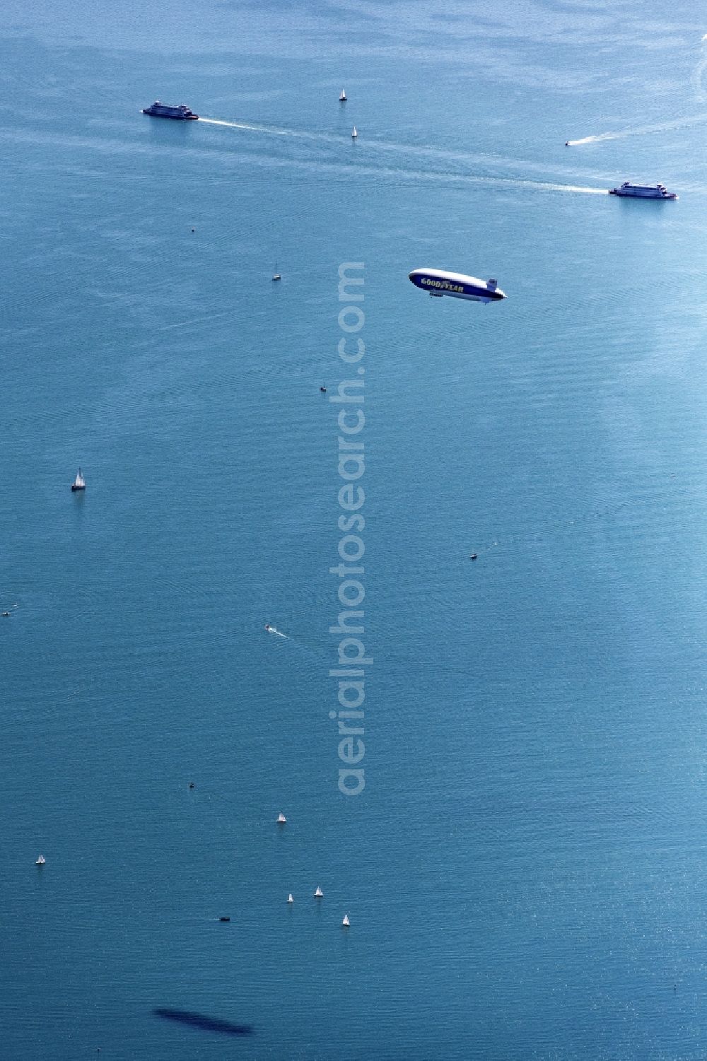 Konstanz from the bird's eye view: Airship ueber dem Bodensee and on See Segelboote and Boote of Bodensee Schifffahrt in flight over the airspace in Konstanz in the state Baden-Wuerttemberg, Germany