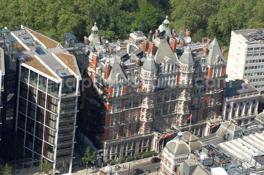 Aerial photograph London - Mandarin Oriental Hyde Park, London is a five-star hotel, located in the exclusive Knightsbridge district of London, owned and managed by Mandarin Oriental Hotel Group. Housed in a historic, Edwardian-style building, the hotel originally opened its doors to the public as the Hyde Park Hotel in 1902