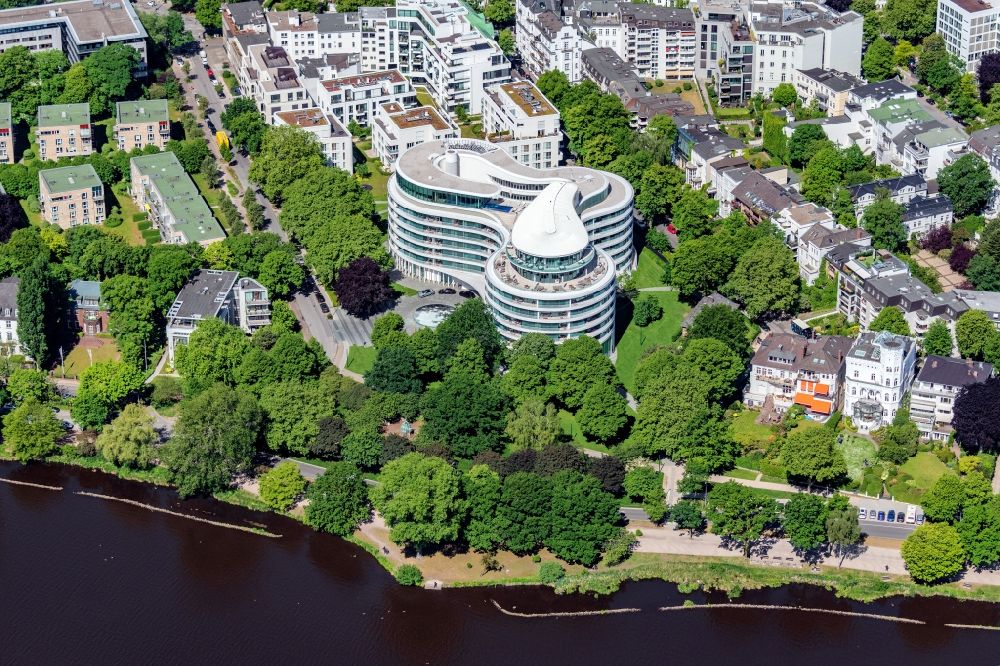 Hamburg from the bird's eye view: Hotel complex Luxushotel The Fontenay an der Aussenalster im Stadtteil Rotherbaum in Hamburg