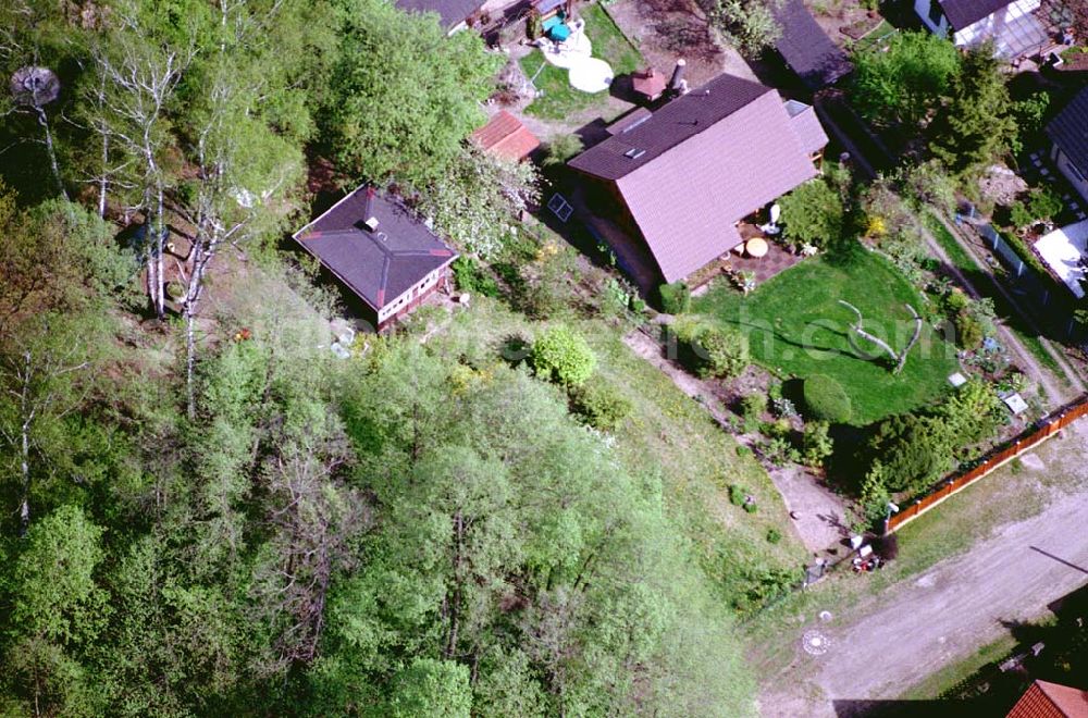 Aerial photograph Bergfelde / Brandenburg - 02.Mai 2003 Grundstück der Familie Greinius in der Berkowstraße 1 in Bergfelde