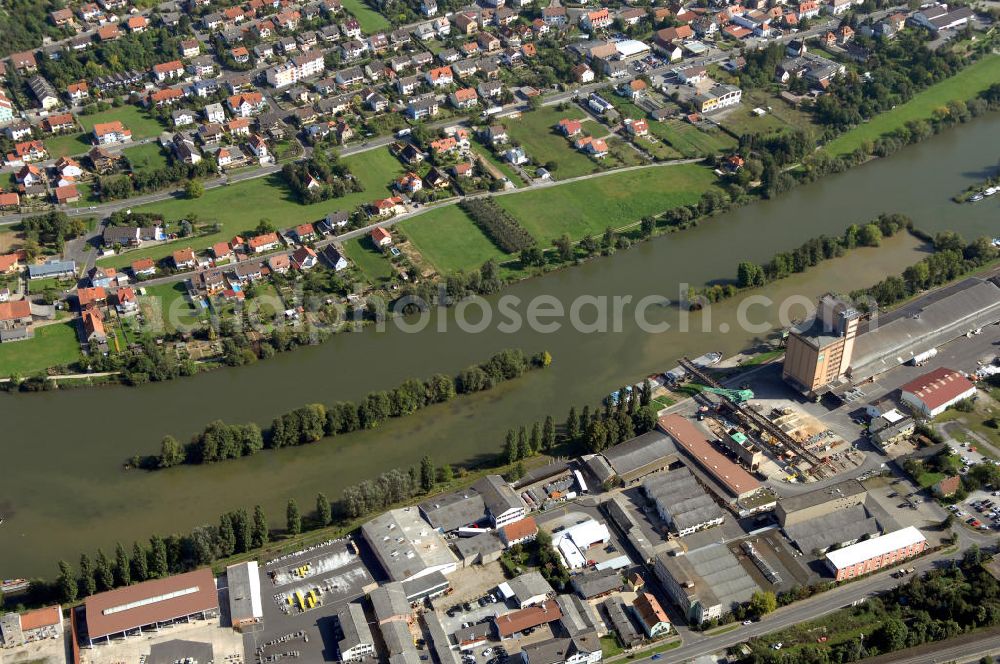 Aerial photograph Ochsenfurt - Blick aus Süden über den Uferbereich mit Binnenhafen am Main auf den Stadtteil Kleinochsenfurt im Hintergrund.