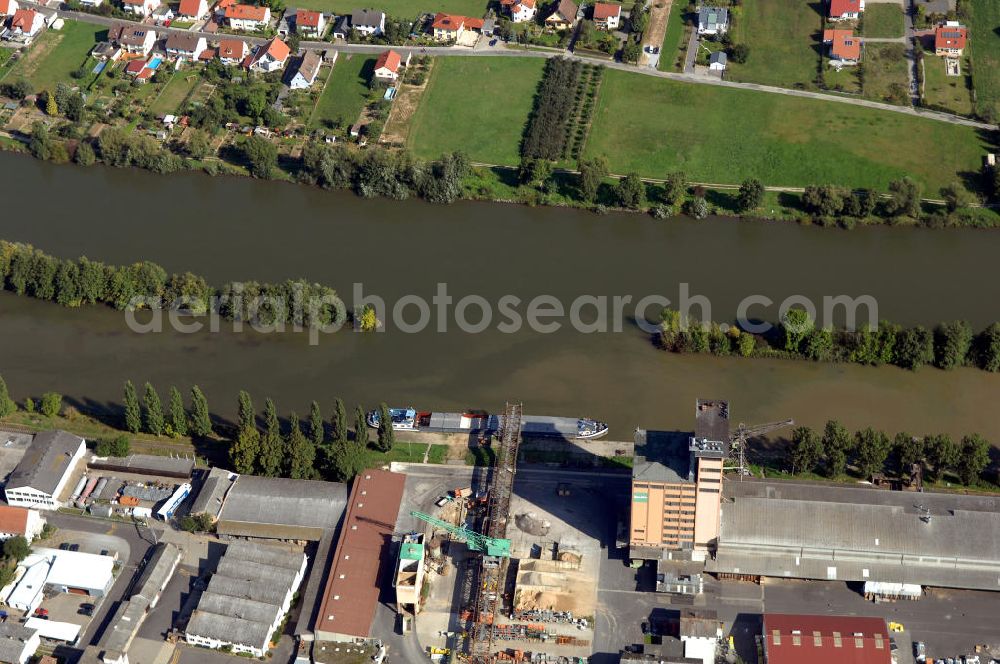 Aerial image Ochsenfurt - Blick aus Süden über den Uferbereich mit Binnenhafen am Main auf den Stadtteil Kleinochsenfurt im Hintergrund.
