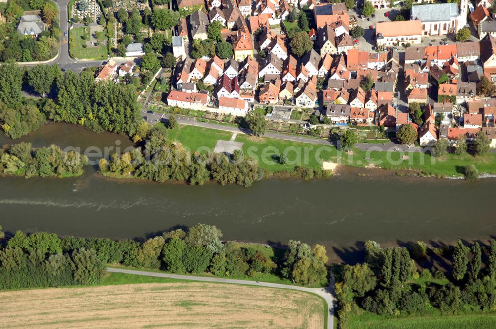 Aerial photograph Frickenhausen am Main - Blick aus Süden über den Uferbereich am Main auf die Altstadt von Frickenhausen.
