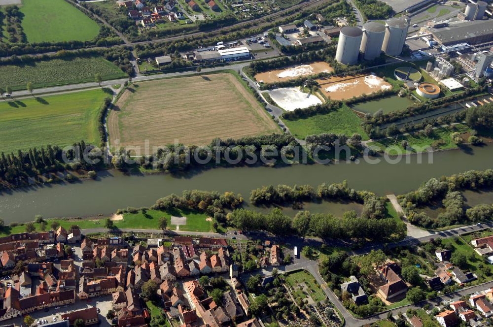 Aerial image Frickenhausen am Main - Blick aus Norden auf den Uferbereich am Main bei Frickenhausen, mit dem Industriegebiet Ochsenfurt im Hintergrund.