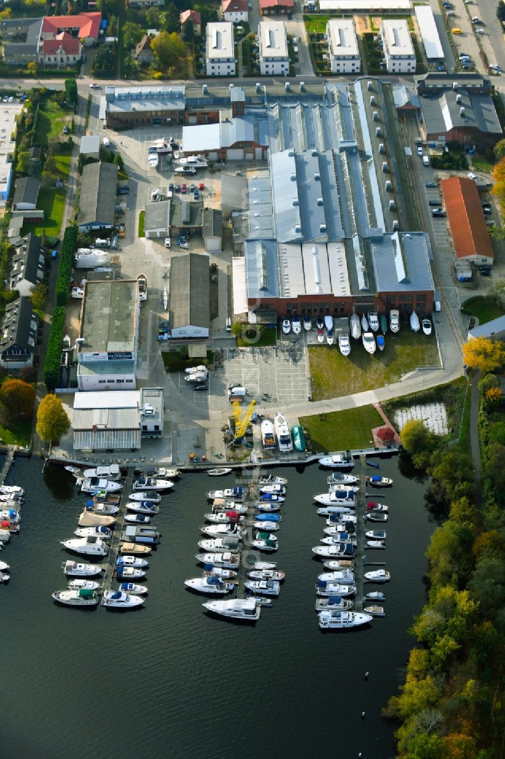 Werder (Havel) from the bird's eye view: Marina - harbour area - yacht harbour and Marina Vulkan shipyard on the shore Havel in Werder (Havel) in the federal state Brandenburg, Germany