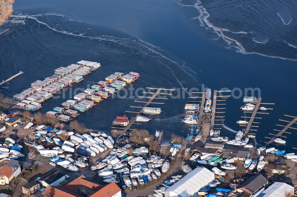 Aerial image Plaue - Marina - harbour area on the shore of the Havel on street Grosse Muehlenstrasse in Plaue in the state Brandenburg, Germany