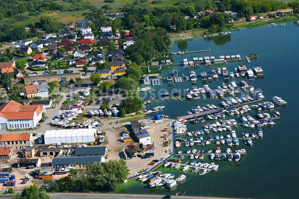 Plaue from the bird's eye view: Marina - harbour area on the shore of the Havel on street Grosse Muehlenstrasse in Plaue in the state Brandenburg, Germany