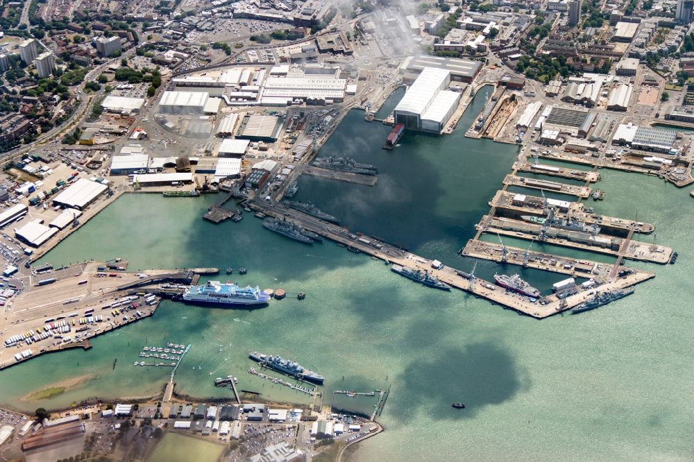 Portsmouth from the bird's eye view: The inner harbours of the naval base of the Britisch Royal Navy (HMNB Portsmouth) on the peninsula Portsea Island in the city Portsmouth, county Hampshire in England, United Kingdom