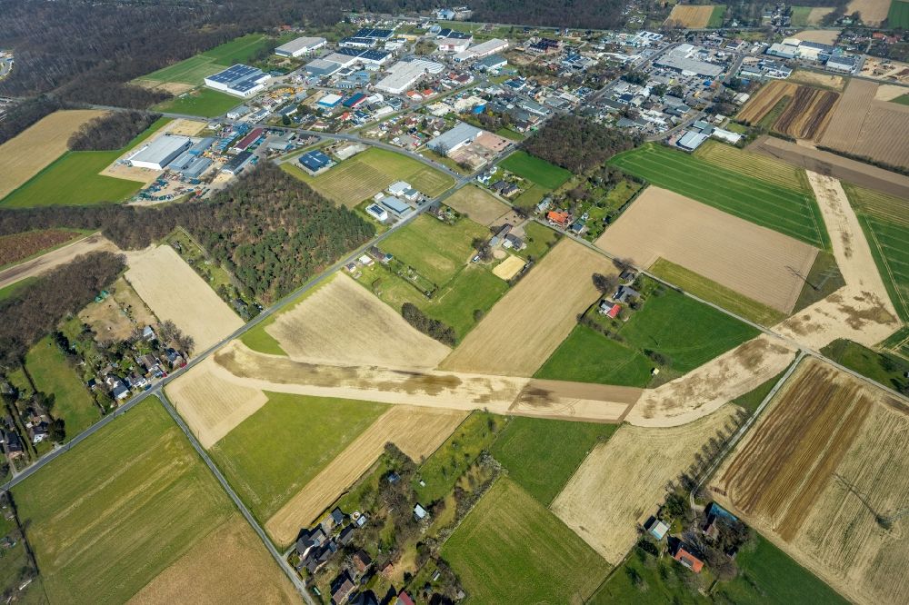 Aerial image Voerde - Markings for the route of the planned gas pipeline in the district Holthausen in Voerde at Ruhrgebiet in the state North Rhine-Westphalia, Germany