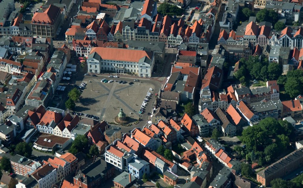 Aerial image Wismar - Old Town Market Square in the center of the Hanseatic city of Wismar in Mecklenburg - Western Pomerania