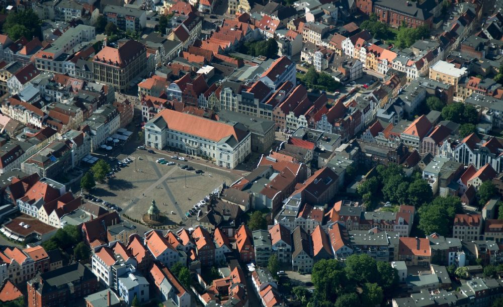 Aerial photograph Wismar - Old Town Market Square in the center of the Hanseatic city of Wismar in Mecklenburg - Western Pomerania