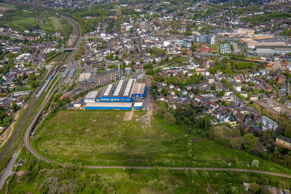 Oberhausen from the bird's eye view: Buildings and production halls on the site of the mechanical engineering company Gutehoffnungshuette Radsatz GmbH on Gartenstrasse next to the Ackerfeldstrasse in Oberhausen at Ruhrgebiet in the state North Rhine-Westphalia, Germany