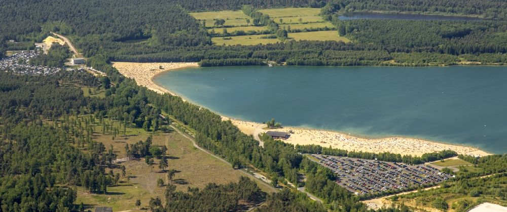 Aerial image Haltern am See - Mass influx of bathers on the sandy beach shores of Silver Lake in Haltern in the state of North Rhine-Westphalia. Responsible for the lake is the operating company Silver Lake II Haltern mbH