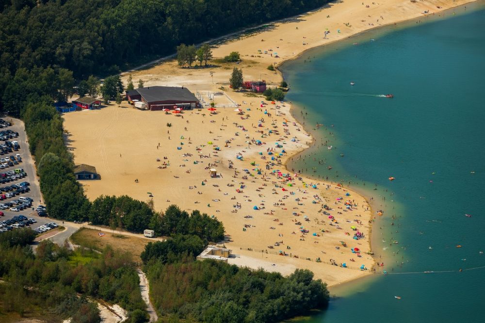 Haltern am See from the bird's eye view: Mass influx of bathers on the beach and the shore areas of the lake Silbersee II in the district Sythen in Haltern am See in the state North Rhine-Westphalia, Germany
