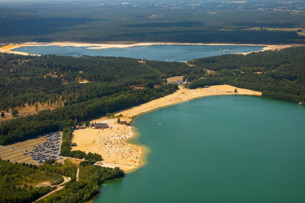 Aerial image Haltern am See - Mass influx of bathers on the beach and the shore areas of the lake Silbersee II in the district Sythen in Haltern am See in the state North Rhine-Westphalia, Germany