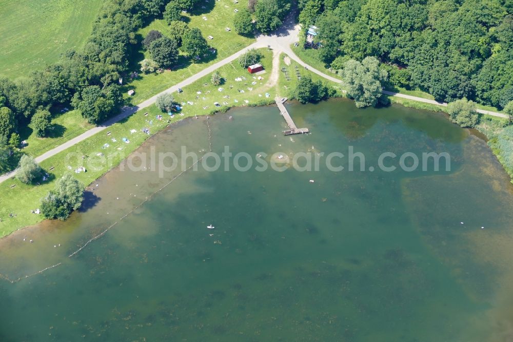 Friedland from above - Mass influx of bathers on the beach and the shore areas of the lake Wendebachstauchsee in Friedland in the state Lower Saxony, Germany