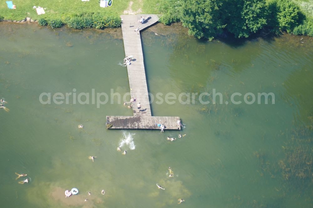 Friedland from the bird's eye view: Mass influx of bathers on the beach and the shore areas of the lake Wendebachstauchsee in Friedland in the state Lower Saxony, Germany