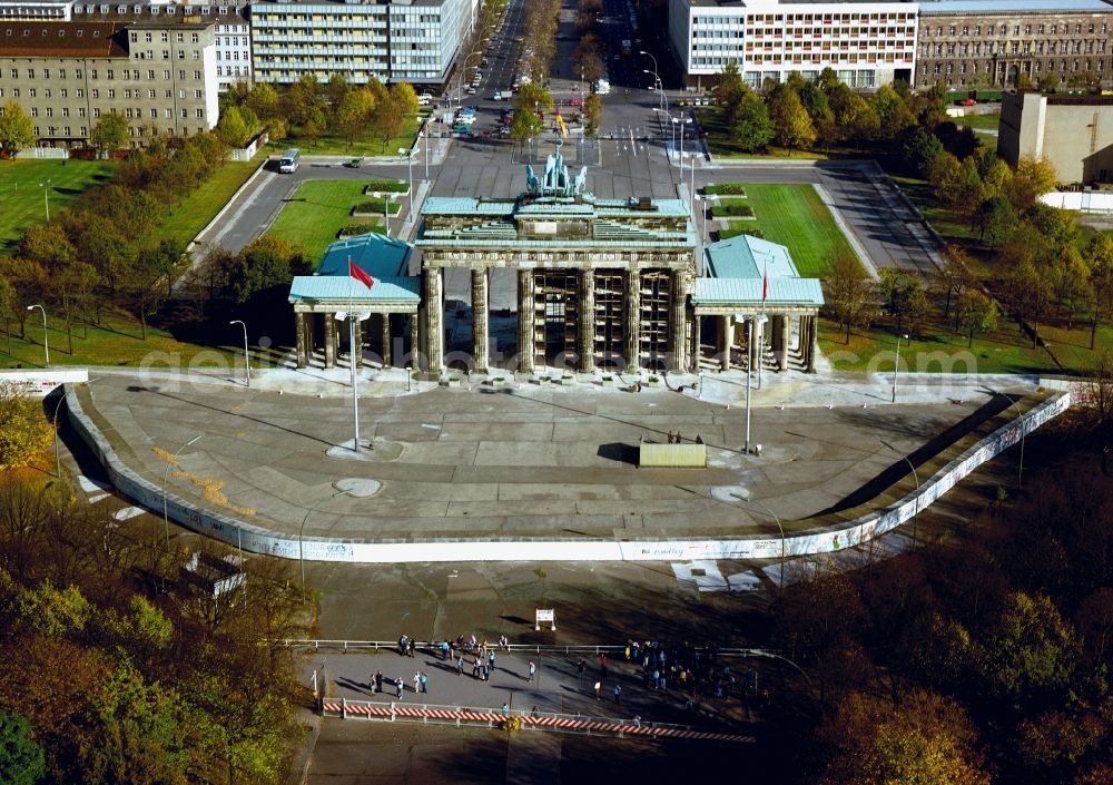 Aerial image Berlin - Tourist attraction of the historic monument Brandenburger Tor on Pariser Platz - Unter den Linden in the district Mitte in Berlin, Germany