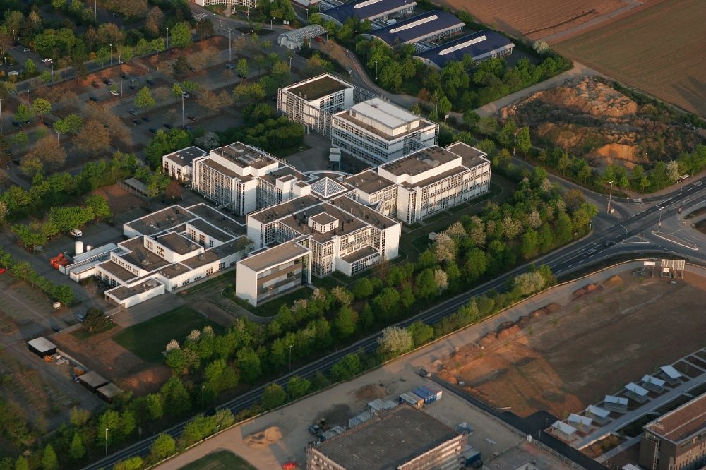Aerial image Mainz - Max-Planck-Institute on Campus of the University of Mainz in the Bretzenheim district of Mainz in the state of Rhineland-Palatinate. The Western district is located on the federal motorway A60 and includes several residential areas and estates. The research facilities are located on the edge of the campus