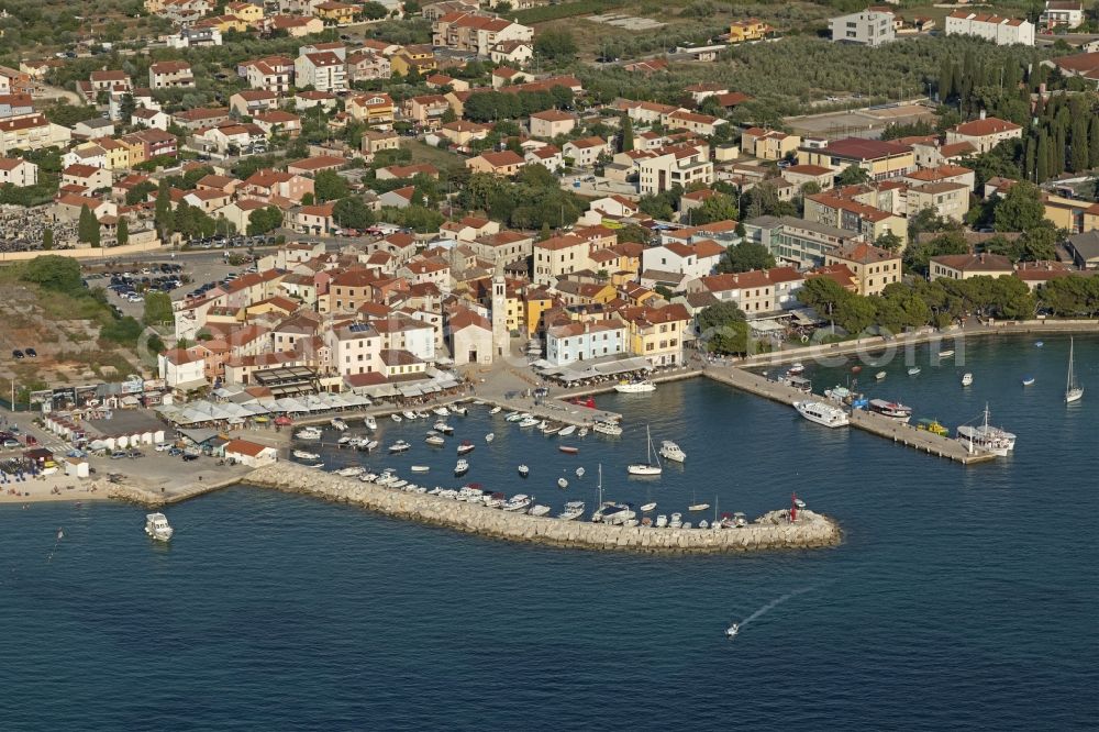Aerial photograph Fazana - Townscape on the seacoast Adriatic Sea in Fazana in Istirien - Istarska zupanija, Croatia