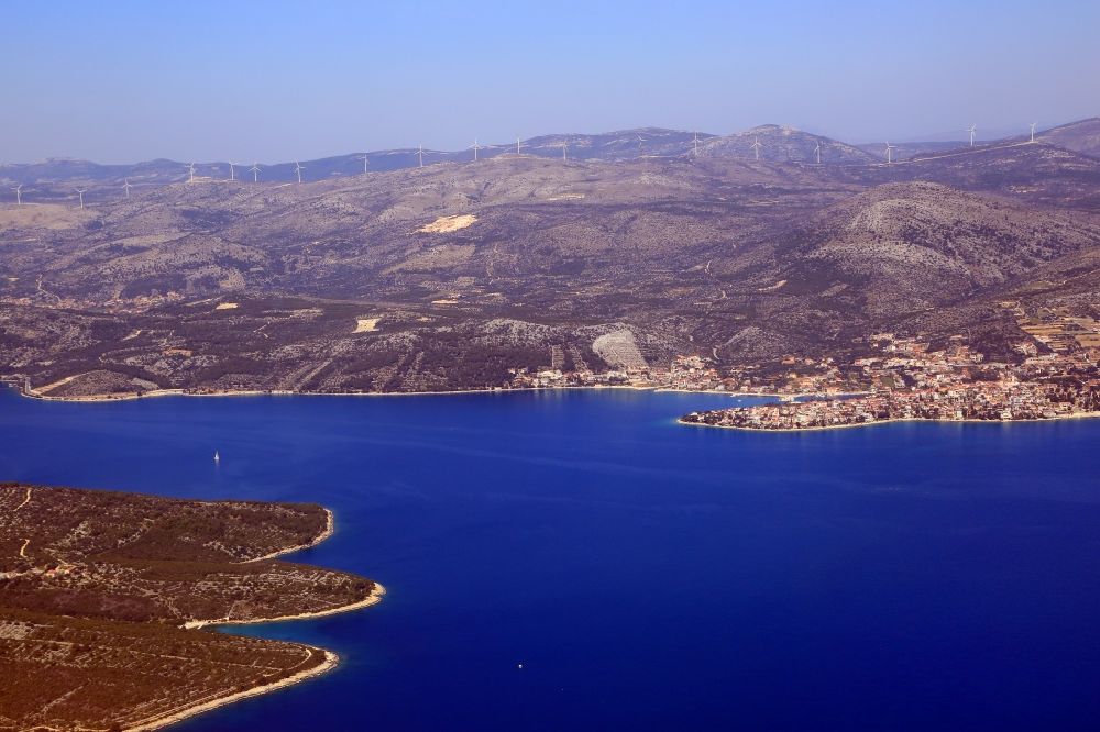 Seget Donji from the bird's eye view: Townscape on the seacoast of Adriatic Sea in Seget Donji in Splitsko-dalmatinska zupanija, Croatia