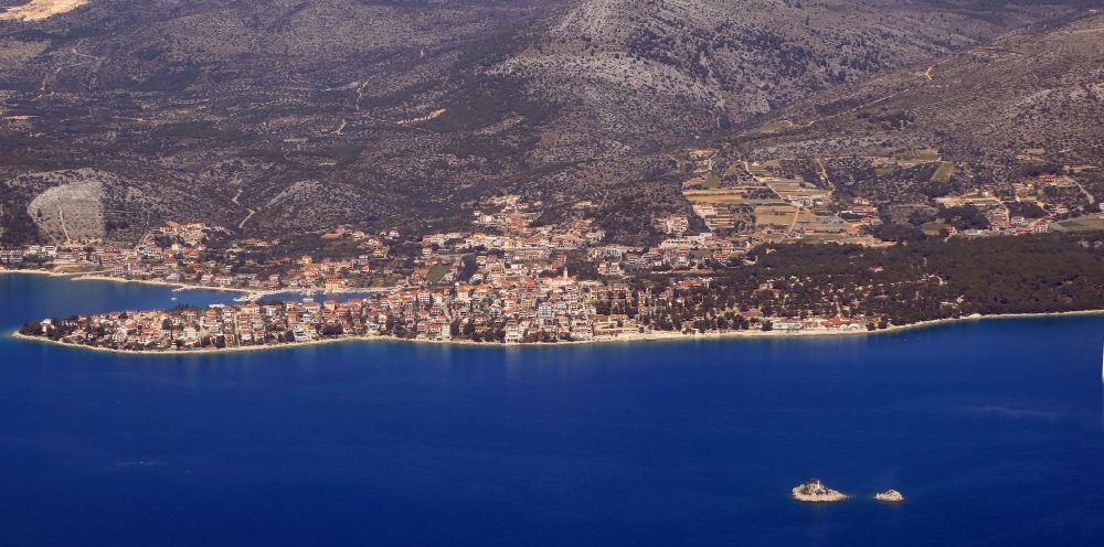 Aerial photograph Seget Donji - Townscape on the seacoast of Adriatic Sea in Seget Donji in Splitsko-dalmatinska zupanija, Croatia