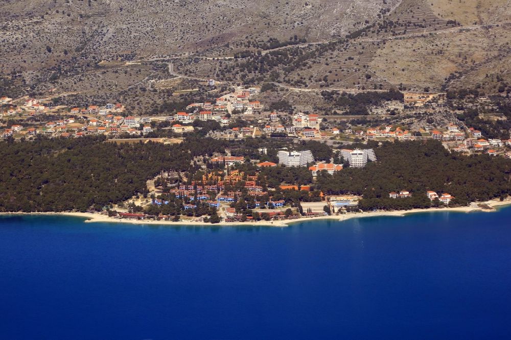 Seget Donji from the bird's eye view: Townscape on the seacoast of Adriatic Sea in Seget Donji in Splitsko-dalmatinska zupanija, Croatia