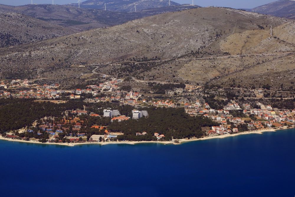 Aerial photograph Seget Donji - Townscape on the seacoast of Adriatic Sea in Seget Donji in Splitsko-dalmatinska zupanija, Croatia