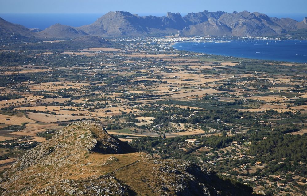 Aerial photograph Alcúdia - Seacoast of Bay of Pollenca with Tramuntana Mountain Chain in Mallorca in Balearic Islands, Spain