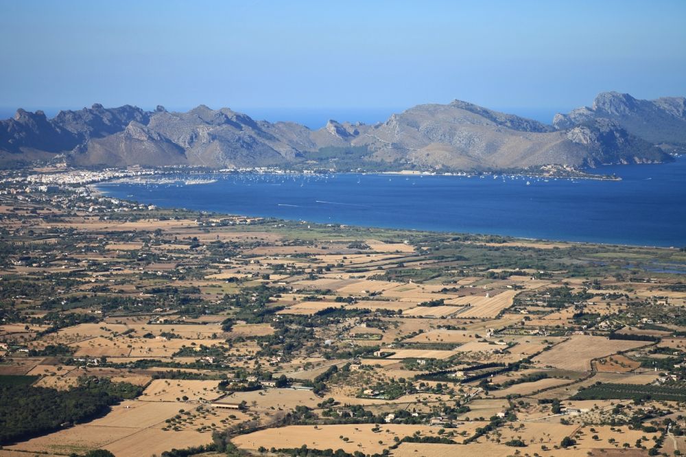 Aerial photograph Alcúdia - Seacoast of Bay of Pollenca with Tramuntana Mountain Chain in Mallorca in Balearic Islands, Spain