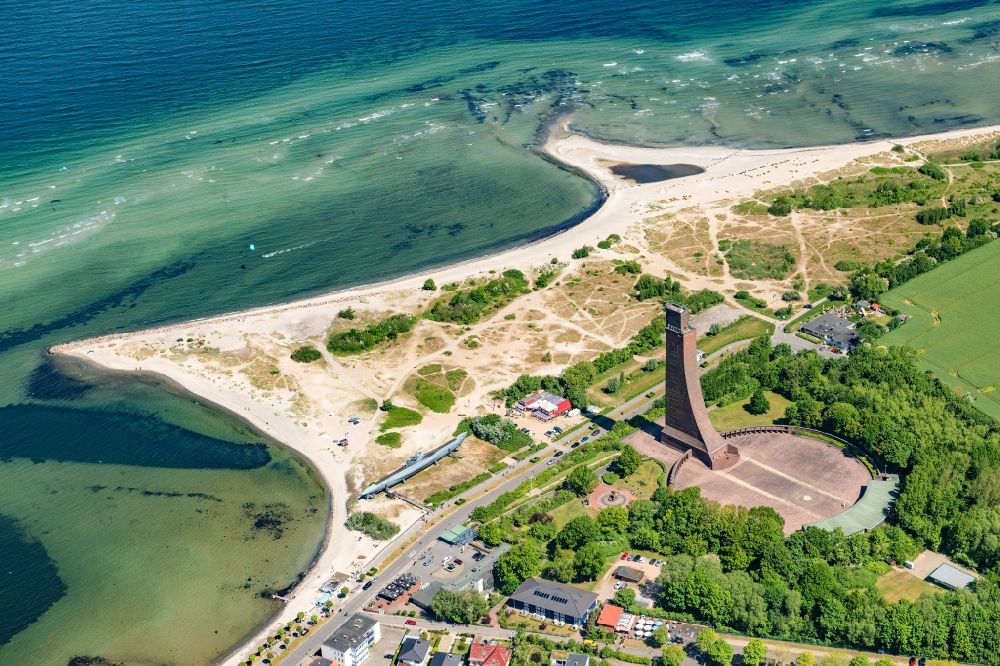 Aerial photograph Laboe - Townscape on the seacoast Geschichts- Denkmal Marine - Ehrenmal of Deutschen U-Boote on Strand in Laboe in the state Schleswig-Holstein, Germany