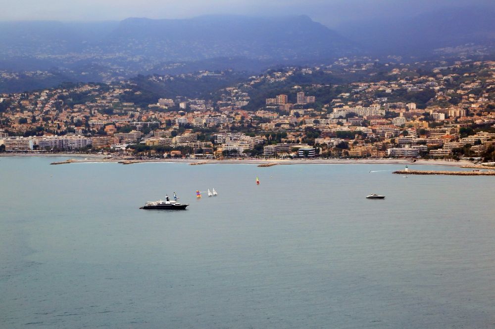 Aerial photograph Cagnes-sur-Mer - Townscape on the seacoast at the Mediterranean Sea in Cagnes-sur-Mer in Provence-Alpes-Cote d'Azur, France