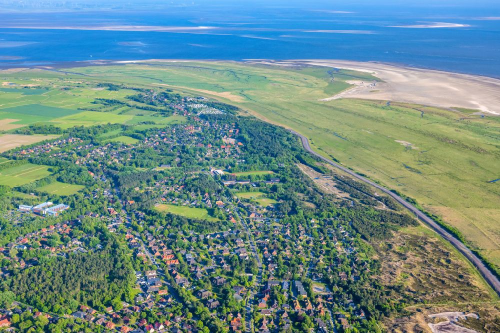 Sankt Peter-Ording from the bird's eye view: Townscape on the seacoast of North Sea in Sankt Peter-Ording in the state Schleswig-Holstein