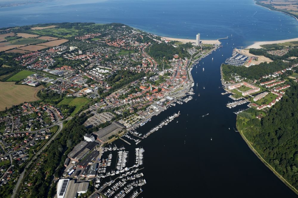 Aerial photograph Travemünde - Townscape on the seacoast of the North Sea and the course of the Trave in Travemuende in the state Schleswig-Holstein