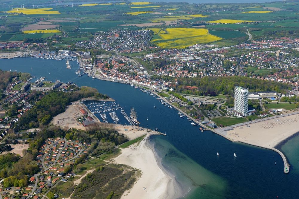 Aerial photograph Travemünde - Townscape on the seacoast of the North Sea and the course of the Trave in Travemuende in the state Schleswig-Holstein