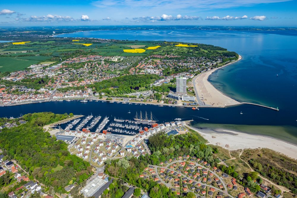 Aerial photograph Lübeck - Townscape on the seacoast of the North Sea and the course of the Trave in Travemuende in the state Schleswig-Holstein
